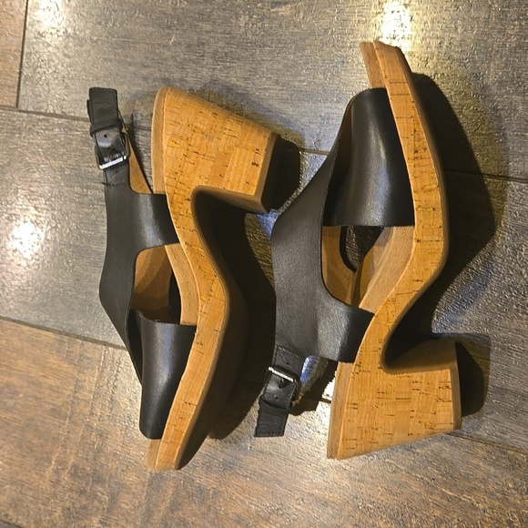 Cobb Hill Black Sandals with Wooden Heel - Picture 6 of 10